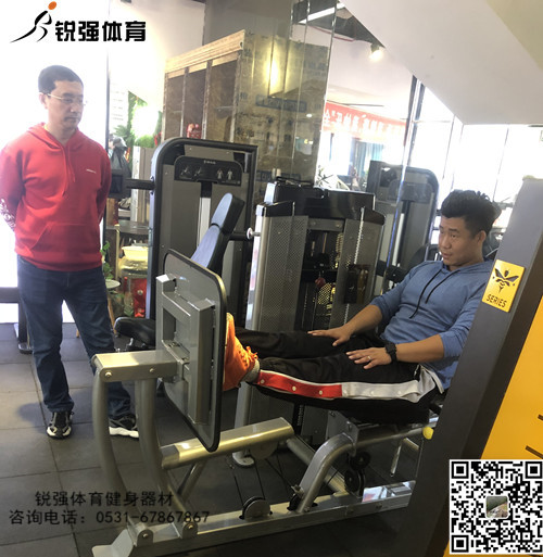 蹬腿訓(xùn)練機(jī)使用展示.jpg 蹬腿訓(xùn)練機(jī)使用展示.jpg